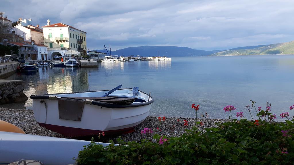 Apartment Marina Valun Bagian luar foto