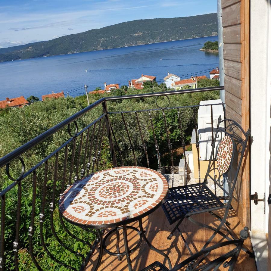 Apartment Marina Valun Bagian luar foto