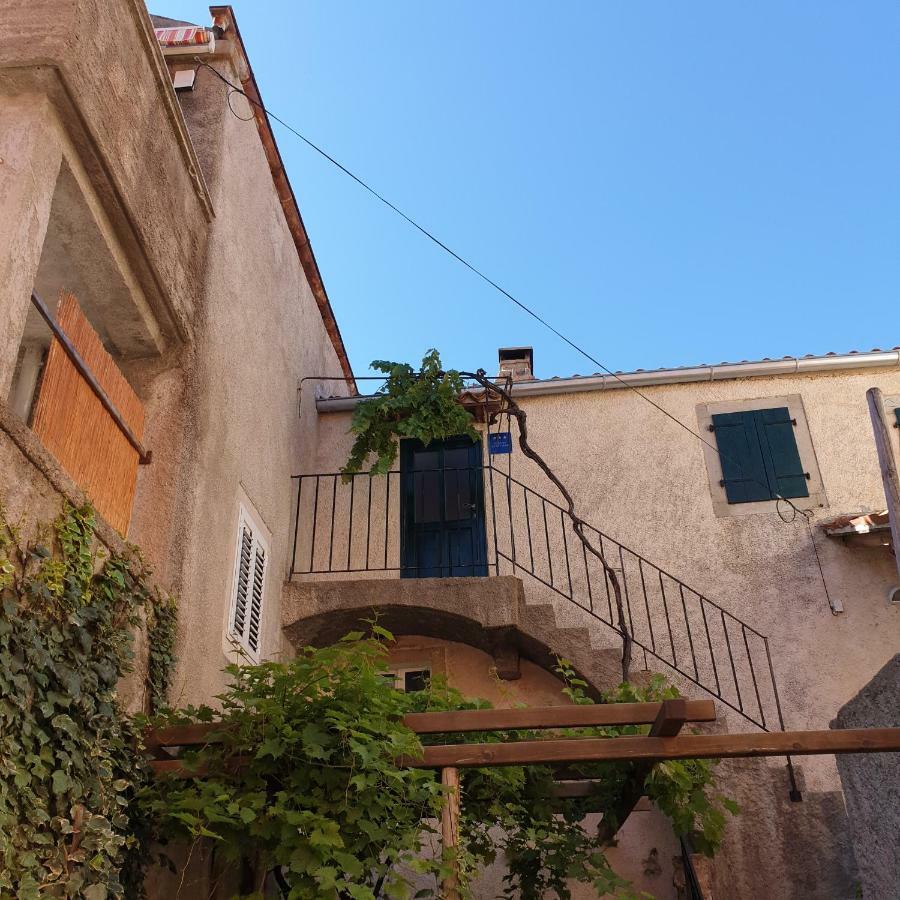 Apartment Marina Valun Bagian luar foto