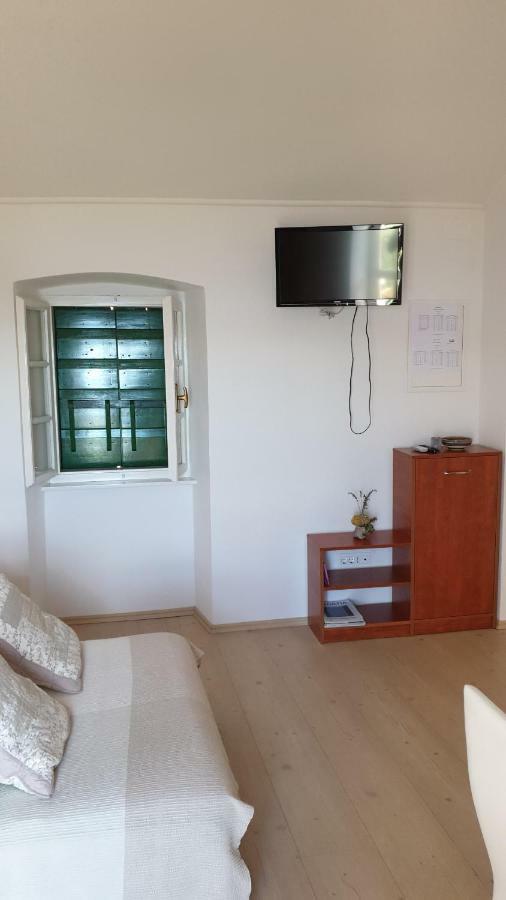 Apartment Marina Valun Bagian luar foto