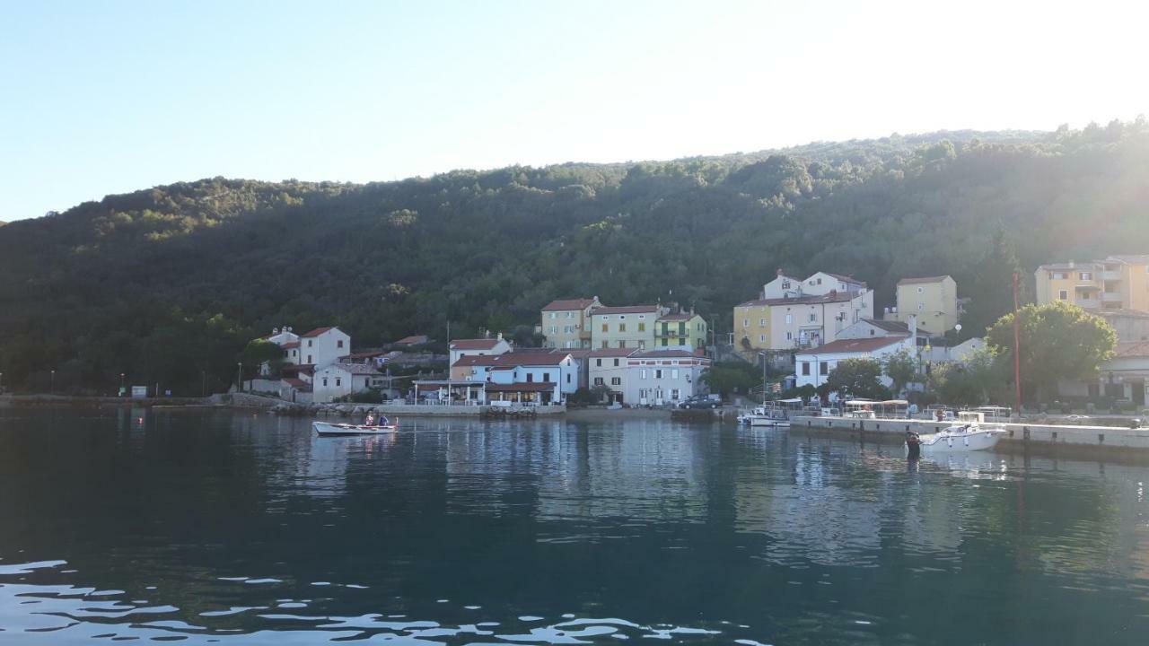 Apartment Marina Valun Bagian luar foto