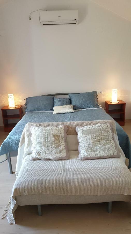 Apartment Marina Valun Bagian luar foto