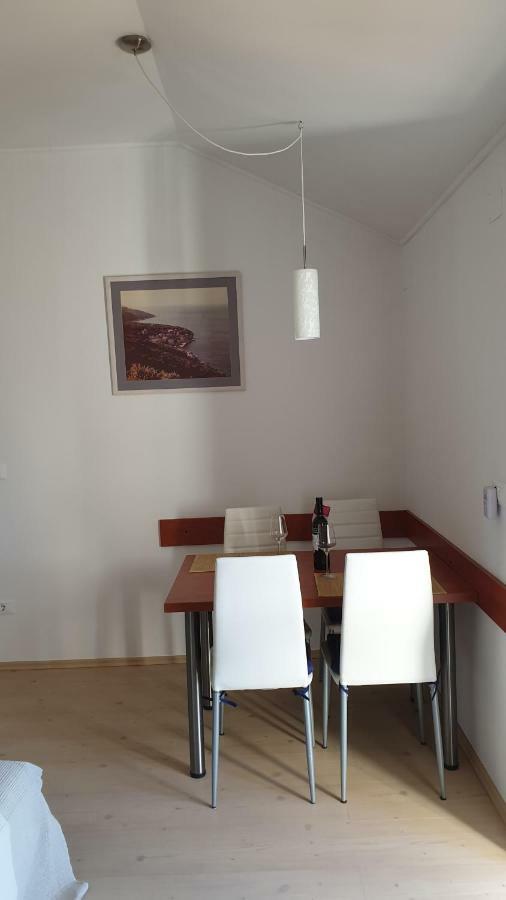 Apartment Marina Valun Bagian luar foto